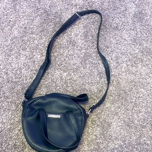 Black long sholder and 2 hand holder bag.